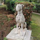 Spostandoci su un viottolo sulla sinistra vegliato da una statua di un levriero sorridente...